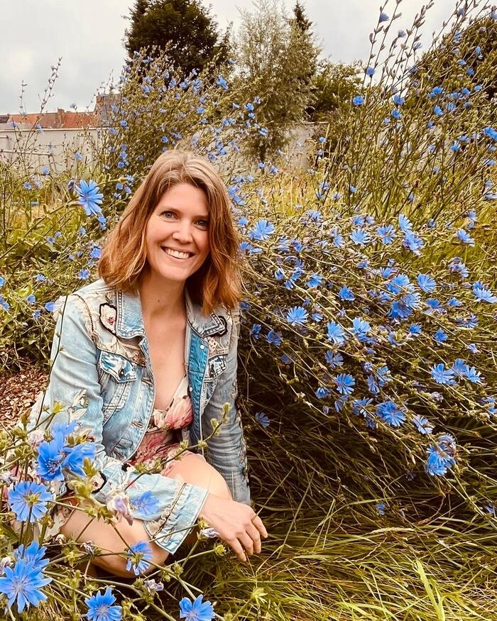 gedetaileerde foto van griet Schoonjans tussen de bloemen